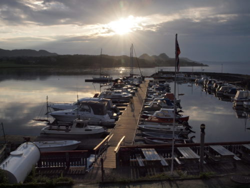 Austrått, Austrått småbåthavn, småbåter fortøyd til ei flytebrygge, tildlig morgensol