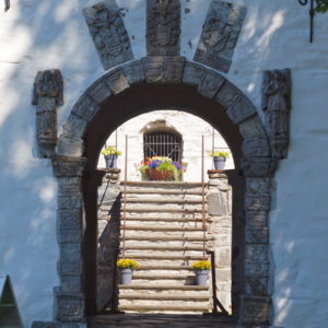 Kultur på Austrått, Austråttborgen, ser gjennom porten og ser blomster i trappen innenfor