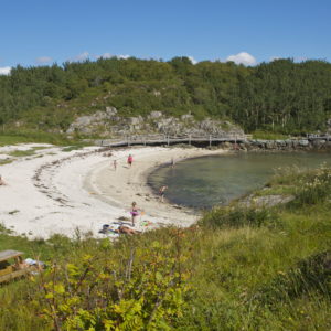 Austrått agroturisme, bading ved Austrått camping, voksne og barn koser seg på sandstranda