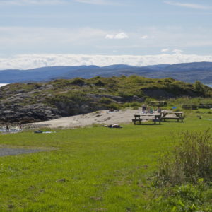 Austrått agroturisme, bading ved Austrått camping, grønn slette med sandstrand