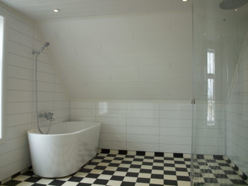 Austrått agroturisme, Kårstua, bad med badekar, dusj, hvite vegger og tak, sjakkrutet gulv