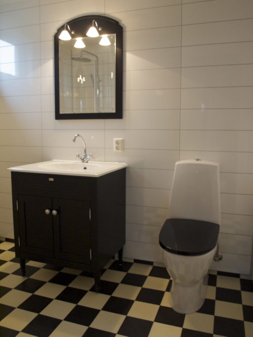 Austrått Agrotourismus, Kårstua, Badezimmer mit Weißen und Scwarzen Böden, Schwarzer Waschtisch und Weiß und Schwarz Toilette