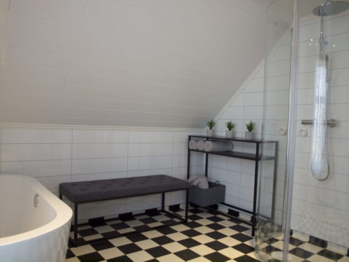 Holiday house, Austrått agrotourism, Kårstua, bathroom with med bathtube, shower, white walls and roof, black and white routed floor